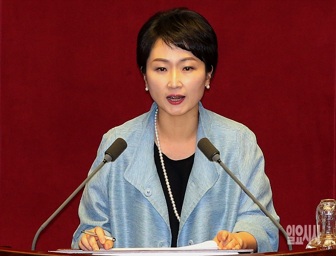 더불어민주당을 탈당해 국민의당으로 입당한 바 있는 이언주 의원