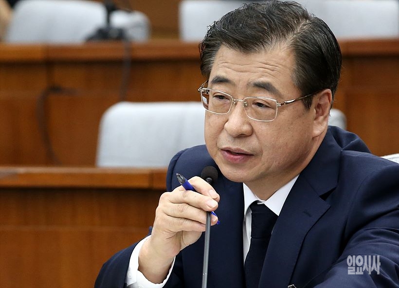 인사청문회서 답변하는 서훈 국정원장 후보자