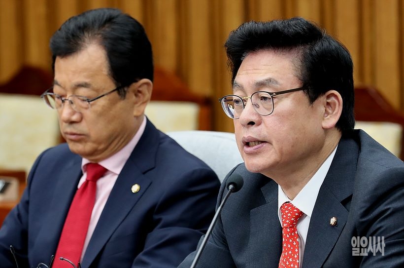 정우택 자유한국당 원내대표 겸 대표 권한대행