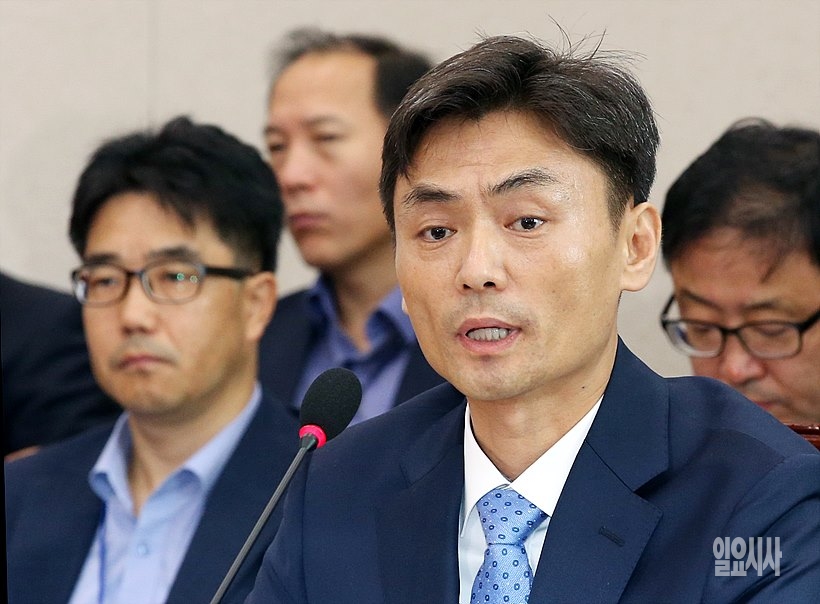 11일, 서울 여의도 국회 인사청문회 출석해 의원들의 질의에 답변하는 박성진 벤처중소기업부장관 후보자