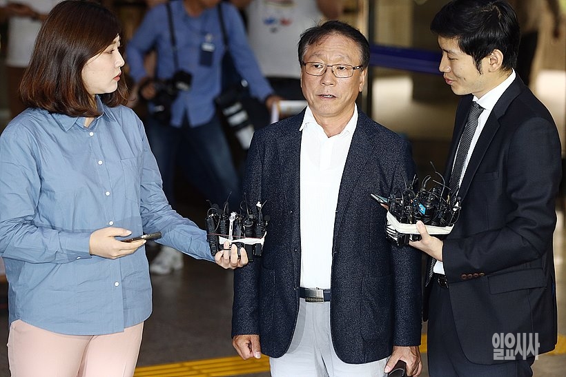 가수 고 김광석의 친형인 광복씨가 27일, 경찰 조사를 받기 위해 서울 종로구 서울지방경찰청 광역수사대 출석에 앞서 취재진의 질문을 받고 있다.