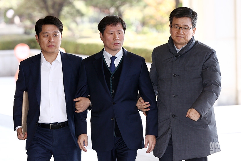 31일, 긴급체포되고 있는 안봉근 전 청와대 제2부속비서관