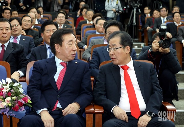 의원총회 도중 대화 나누는 홍준표 대표(사진 오른쪽)와 김성태 원내대표