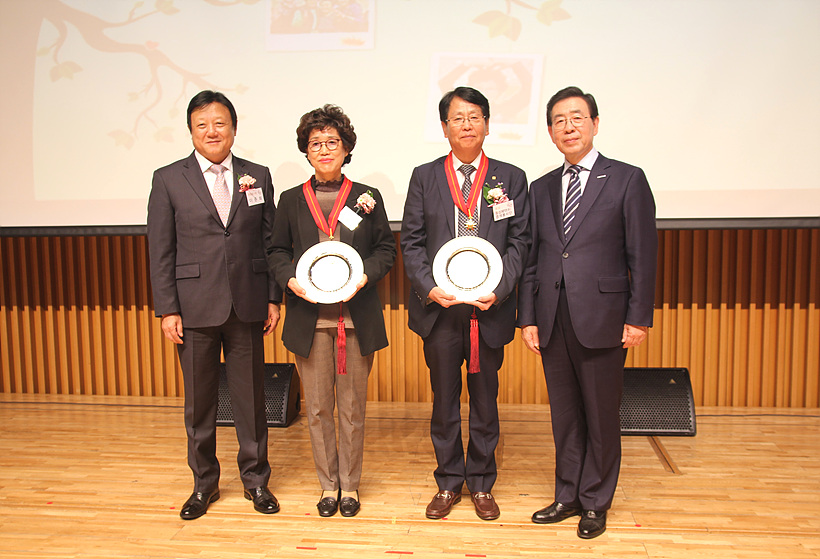 동성제약 이양구 대표이사(사진 오른쪽서 두 번째)가 '2018 서울시 봉사상' 대상을 수상한 후서울특별시 박원순 시장(오른쪽 맨 끝)과 기념사진을 찍고 있다.