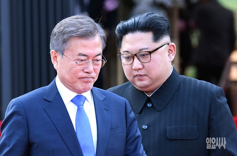 문재인 대통령과 김정은 북한 국무위원장 (한국사진공동취재단) ▲ 문재인 대통령과 김정은 북한 국무위원장 (한국사진공동취재단)