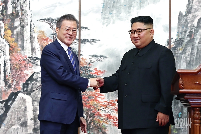 평양 회담에 앞서 악수 나누는 문재인 대통령과 김정은 북한 국무위원장 (사진=평양사진공동취재단) ▲ 평양 회담에 앞서 악수 나누는 문재인 대통령과 김정은 북한 국무위원장 (사진=평양사진공동취재단)