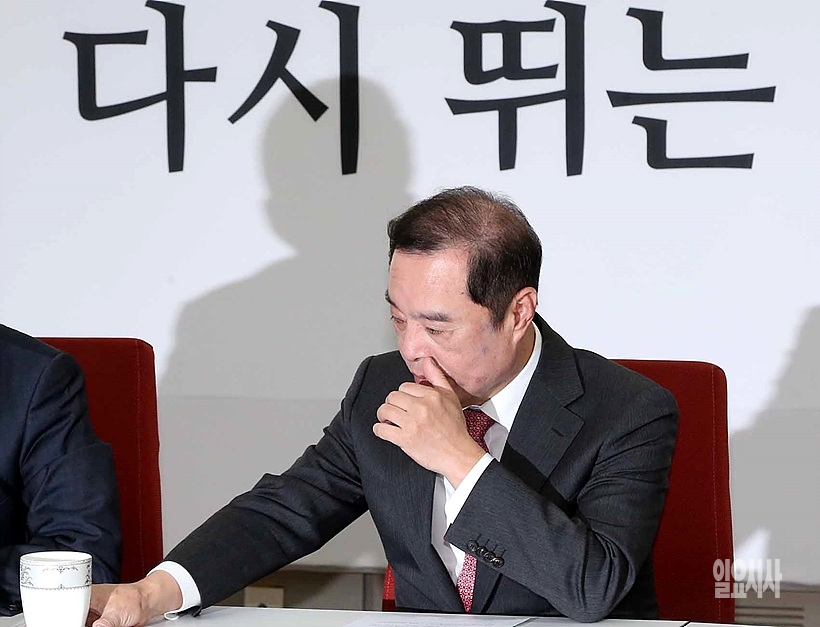 잠시 생각에 잠긴 김병준 자유한국당 비상대책위원장 ▲ 김병준 자유한국당 비상대책위원장