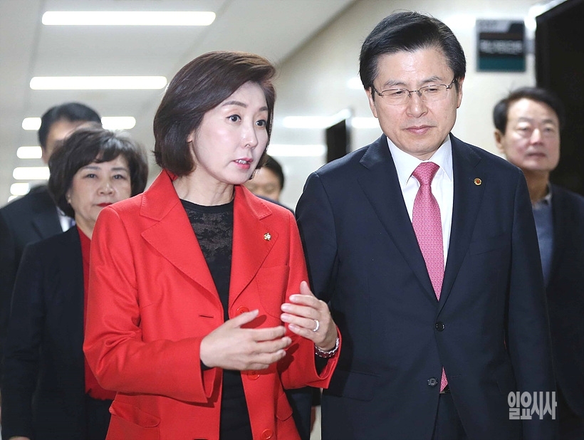 황교안 자유한국당 대표(사진 오른쪽)와 나경원 원내대표 ▲ 황교안 자유한국당 대표(사진 오른쪽)와 나경원 원내대표