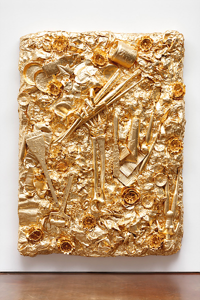 ▲ 화가의 손 2 Hand of the Artist 2, 2019, imitation gold leaf on FRP, 300x220x45(d)cm