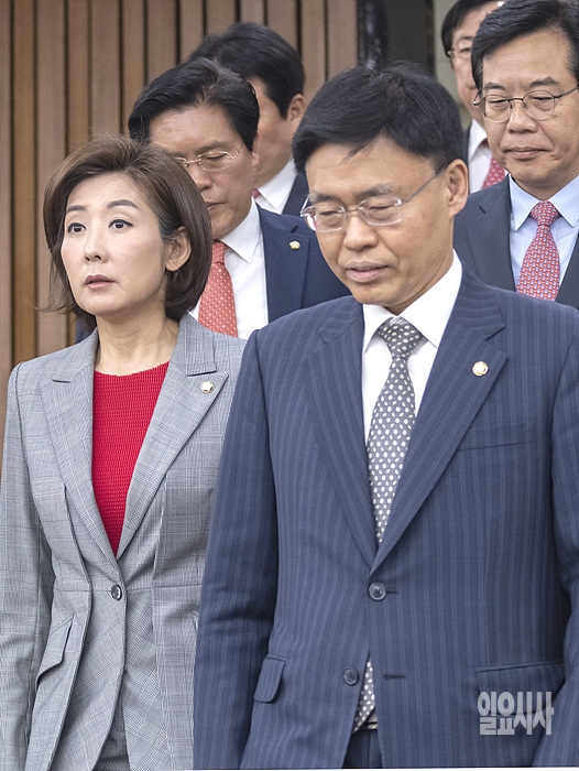 ▲ 법조인 출신인 나경원 자유한국당 원내대표와 최교일 의원