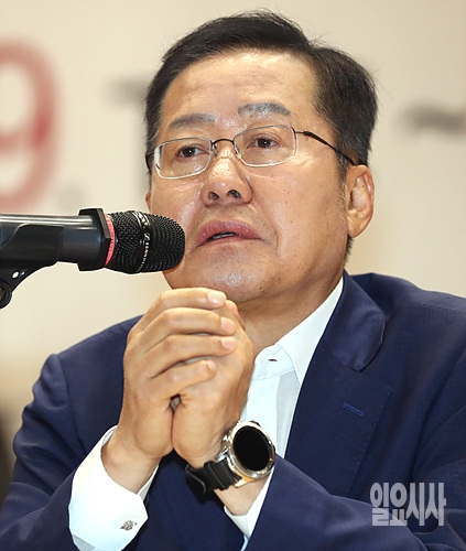 ▲ 눈썹 문신한 홍준표 전 자유한국당 대표