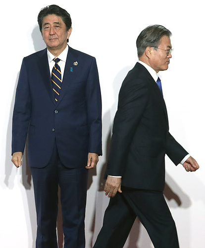▲ 문재인 대통령(사진 오른쪽)과 아베 일본 총리