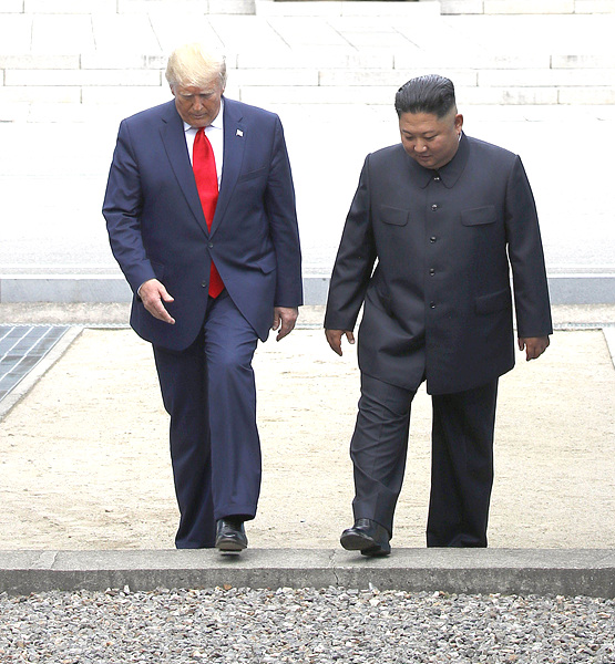 ▲ 군사분계선 넘는 트럼프 미국 대통령과 김정은 북한 국무위원장 ⓒ사진공동취재단