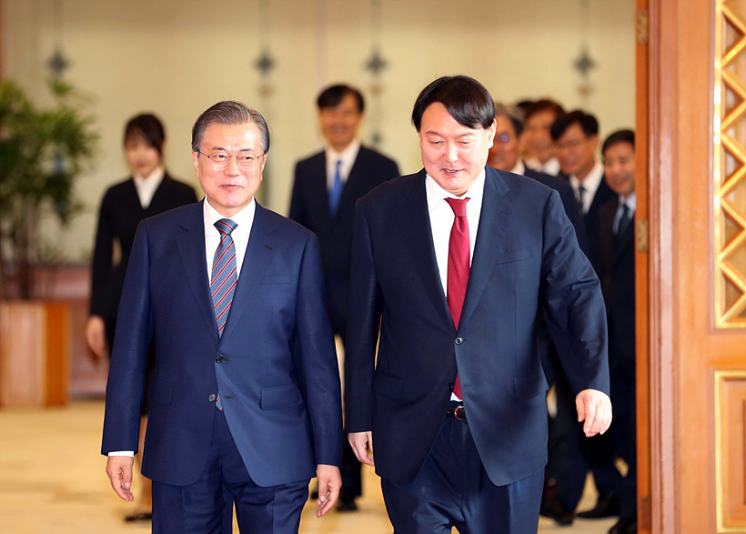▲ 대화 나누는 문재인 대통령(사진 왼쪽)과 윤석열 검찰총장