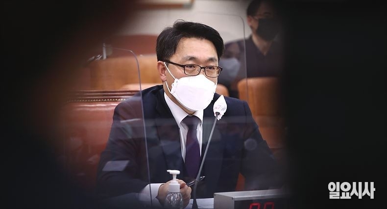 국회 법제사법위원회 전체회의에 출석해 의원들의 질의에 답변하고 있는 김진욱 공수처장 ⓒ고성준 기자