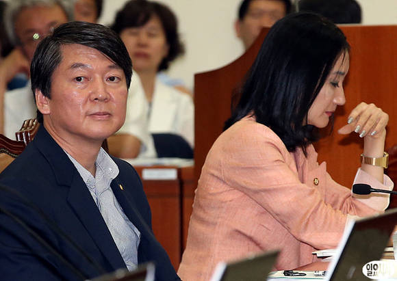 안철수 의원이 17일, 국회 보건복지위원회에 참석 도중 잠시 생각에 잠겨 있다.