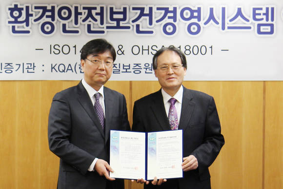 천길주 삼표산업 사장(오른쪽)과 장철홍 한국품질보증원 본부장(왼쪽)이 삼표산업 본사에서 ISO 14001, OHSAS 18001 인증서 전달식을 하고 있다.